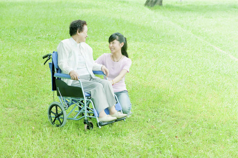 东方人,老年人,两个人,家庭,祖母,坐,蹲,笑,微笑,露齿笑,横图,室外,白天,正面,草地,草坪,植物,亚洲,服装,工具,注视,休闲装,黄种人,草,树,树木,衣服,绿色,黑色,自然,轮椅,复健,观察,看,休闲,康复,温暖,温馨,一家人,休闲服,器械,服饰,生长,奶奶,成长,观看,祖孙,和睦,察看,医疗设备,关注,医疗器械,医疗工具,外婆,外孙女,外祖母,辅助设备,老年女性,年轻女性,女人,女性,亚洲人,年轻人,长发,孙女,蹲着,坐着,彩图,全身,融洽