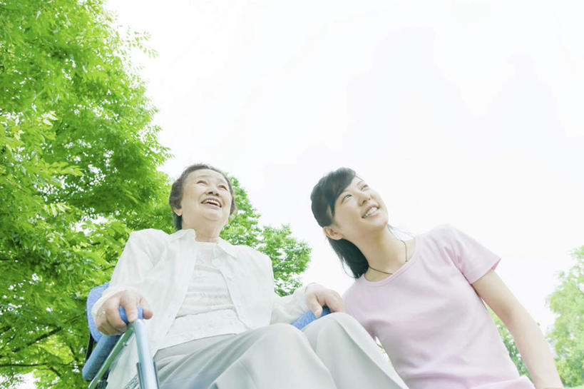东方人,老年人,两个人,家庭,祖母,坐,横图,室外,白天,仰视,树林,植物,亚洲,工具,云,云朵,云彩,注视,黄种人,树,树木,蓝色,绿色,白云,蓝天,天空,自然,轮椅,天,复健,观察,看,康复,温暖,温馨,一家人,器械,生长,晴朗,奶奶,成长,观看,祖孙,和睦,察看,医疗设备,关注,医疗器械,医疗工具,外婆,外孙女,外祖母,辅助设备,老年女性,年轻女性,女人,女性,亚洲人,年轻人,孙女,晴空,坐着,半身,彩图,低角度拍摄,融洽