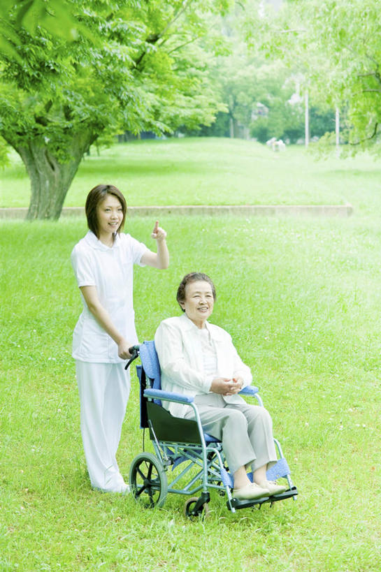 东方人,两个人,病人,护士,站,坐,竖图,室外,白天,正面,草地,草坪,植物,亚洲,服装,工具,注视,休闲装,黄种人,草,树,树木,衣服,绿色,黑色,自然,轮椅,复健,观察,看,站着,护工,休闲,康复,温暖,温馨,休闲服,器械,护理,服饰,生长,成长,观看,照顾,察看,医疗设备,白衣天使,关注,医疗器械,医疗工具,护理工,照看,护理员,辅助设备,老年女性,年轻女性,女人,女性,亚洲人,长发,患者,就医者,站立,坐着,彩图,全身,融洽