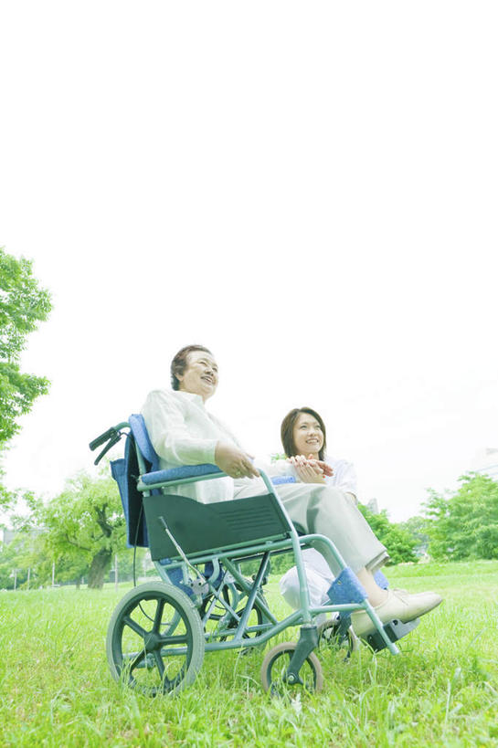 东方人,两个人,病人,护士,坐,蹲,笑,微笑,露齿笑,竖图,室外,白天,仰视,草地,草坪,植物,亚洲,服装,工具,注视,休闲装,黄种人,草,树,树木,衣服,绿色,黑色,自然,轮椅,复健,观察,看,护工,休闲,康复,温暖,温馨,休闲服,器械,护理,服饰,生长,成长,观看,照顾,察看,医疗设备,白衣天使,关注,医疗器械,医疗工具,护理工,照看,护理员,辅助设备,老年女性,年轻女性,女人,女性,亚洲人,患者,就医者,蹲着,坐着,彩图,低角度拍摄,全身,融洽,短发