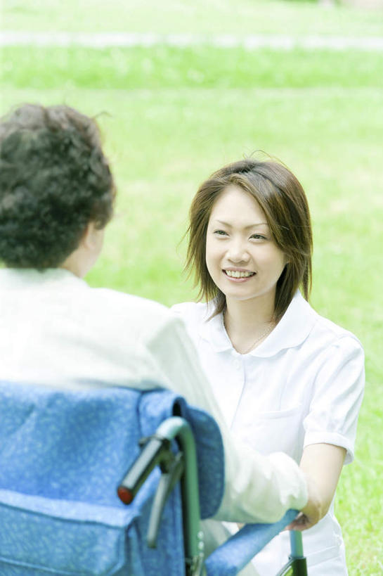 东方人,两个人,病人,护士,坐,蹲,笑,微笑,露齿笑,竖图,俯视,室外,白天,草地,草坪,植物,亚洲,服装,工具,注视,休闲装,黄种人,相视,草,树,树木,衣服,绿色,黑色,自然,轮椅,复健,观察,看,护工,休闲,康复,温暖,温馨,面对面,休闲服,器械,护理,服饰,生长,成长,观看,对视,照顾,察看,医疗设备,白衣天使,关注,医疗器械,相对,医疗工具,护理工,相看,照看,护理员,辅助设备,老年女性,年轻女性,女人,女性,亚洲人,患者,就医者,蹲着,坐着,半身,彩图,高角度拍摄,融洽,短发
