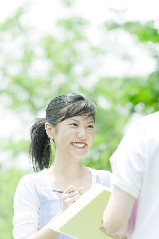 东方人,背部,两个人,伙伴,朋友,护士,站,竖图,室外,白天,正面,友谊,草地,草坪,植物,亚洲,阴影,服装,朦胧,模糊,光线,笔,材料,档案,文件,影子,办公用品,圆珠笔,拿,拿着,注视,休闲装,黄种人,相视,文具,草,树,树木,衣服,绿色,黑色,阳光,自然,学习用品,资料,观察,看,站着,休闲,面对面,休闲服,服饰,生长,成长,观看,对视,文具用品,察看,白衣天使,关注,文档,相对,相看,友情,年轻女性,女人,女性,亚洲人,长发,站立,半身,彩图