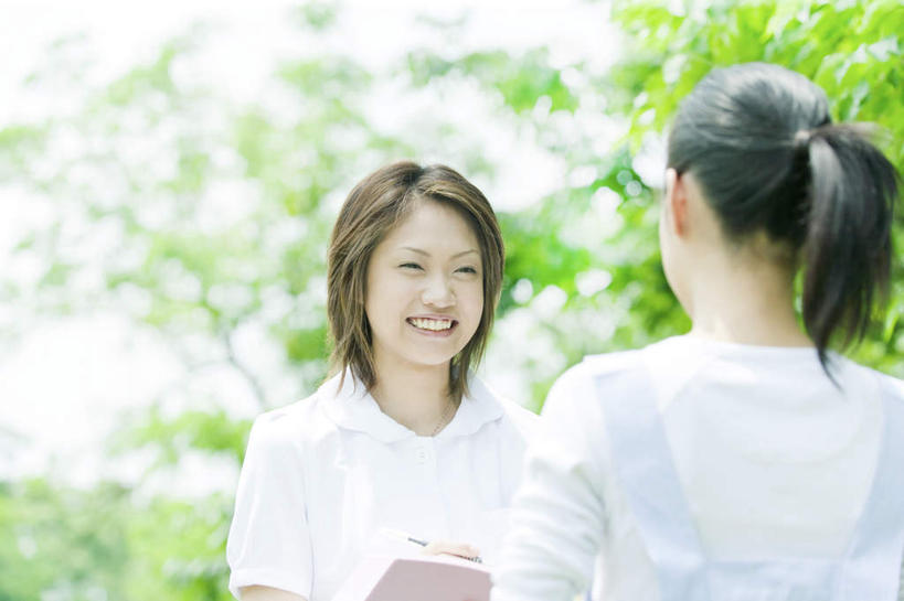 东方人,背部,两个人,伙伴,朋友,护士,站,横图,室外,白天,正面,友谊,草地,草坪,植物,亚洲,阴影,服装,朦胧,模糊,光线,笔,材料,档案,文件,影子,办公用品,圆珠笔,拿,拿着,注视,休闲装,黄种人,文具,草,树,树木,衣服,绿色,黑色,阳光,自然,学习用品,资料,观察,看,站着,休闲,休闲服,服饰,生长,成长,观看,文具用品,察看,白衣天使,关注,文档,友情,年轻女性,女人,女性,亚洲人,长发,站立,半身,彩图,短发