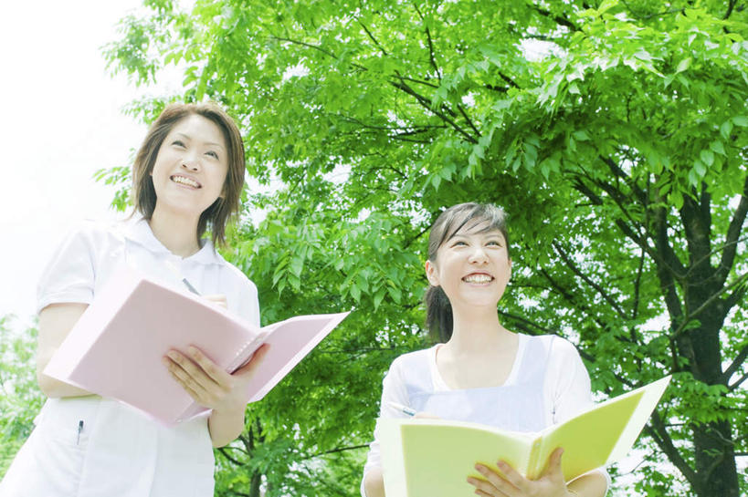 东方人,两个人,伙伴,朋友,护士,站,横图,室外,白天,仰视,友谊,草地,草坪,植物,亚洲,服装,笔,材料,档案,文件,办公用品,圆珠笔,拿,拿着,注视,休闲装,黄种人,文具,草,树,树木,衣服,绿色,黑色,自然,学习用品,资料,观察,看,站着,休闲,休闲服,服饰,生长,成长,观看,文具用品,察看,白衣天使,关注,文档,友情,年轻女性,女人,女性,亚洲人,长发,站立,半身,彩图,低角度拍摄,短发