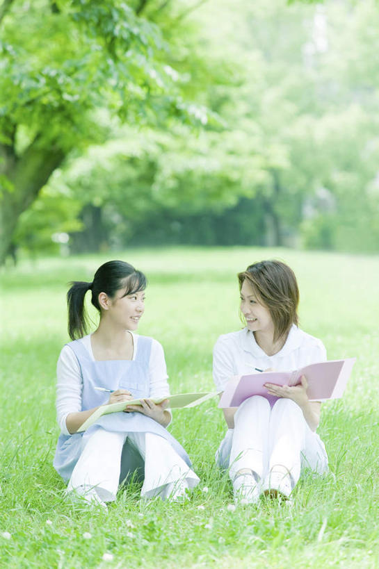 东方人,两个人,伙伴,朋友,护士,站,竖图,室外,白天,正面,友谊,草地,草坪,植物,亚洲,服装,笔,材料,档案,文件,办公用品,圆珠笔,拿,拿着,注视,休闲装,黄种人,文具,草,树,树木,衣服,绿色,黑色,自然,学习用品,资料,观察,看,站着,休闲,休闲服,服饰,生长,成长,观看,文具用品,察看,白衣天使,关注,文档,友情,年轻女性,女人,女性,亚洲人,长发,站立,彩图,全身,短发