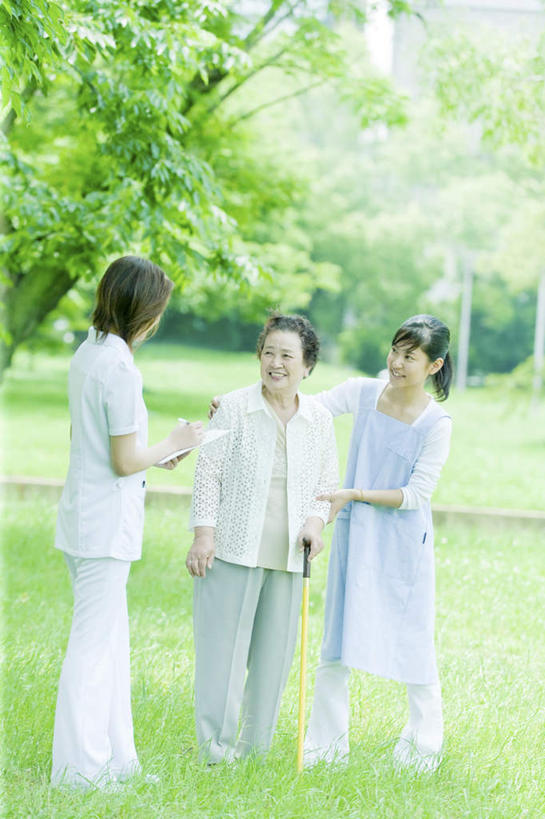 东方人,三个人,伙伴,朋友,病人,护士,站,竖图,室外,白天,正面,友谊,草地,草坪,植物,亚洲,服装,笔,材料,档案,文件,办公用品,圆珠笔,拿,拿着,注视,休闲装,黄种人,文具,草,树,树木,衣服,绿色,黑色,自然,学习用品,资料,观察,看,站着,护工,休闲,温暖,温馨,休闲服,护理,服饰,生长,成长,观看,照顾,文具用品,察看,白衣天使,关注,文档,护理工,照看,护理员,友情,老年女性,年轻女性,女人,女性,亚洲人,长发,患者,就医者,站立,彩图,全身,融洽,短发