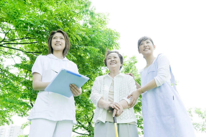 东方人,三个人,伙伴,朋友,病人,护士,站,笑,微笑,横图,室外,白天,仰视,友谊,草地,草坪,植物,亚洲,服装,笔,材料,档案,文件,云,云朵,办公用品,圆珠笔,拿,云彩,拿着,注视,休闲装,黄种人,文具,草,树,树木,衣服,蓝色,绿色,黑色,白云,蓝天,天空,自然,学习用品,资料,天,观察,看,站着,护工,休闲,温暖,温馨,休闲服,护理,服饰,生长,晴朗,成长,观看,照顾,文具用品,察看,白衣天使,关注,文档,护理工,照看,护理员,友情,老年女性,年轻女性,女人,女性,亚洲人,长发,患者,就医者,晴空,站立,半身,彩图,低角度拍摄,融洽,短发