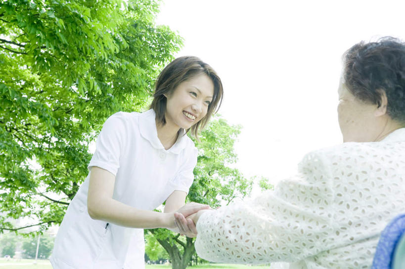 东方人,两个人,伙伴,朋友,站,坐,笑,微笑,横图,室外,白天,仰视,友谊,草地,草坪,植物,亚洲,服装,笔,材料,档案,工具,文件,办公用品,圆珠笔,拿,拿着,注视,休闲装,黄种人,文具,草,树,树木,衣服,绿色,黑色,自然,轮椅,学习用品,资料,复健,观察,看,站着,休闲,康复,休闲服,器械,服饰,生长,成长,观看,文具用品,察看,医疗设备,关注,文档,医疗器械,医疗工具,辅助设备,友情,老年女性,年轻女性,女人,女性,亚洲人,长发,站立,坐着,半身,彩图,低角度拍摄,短发