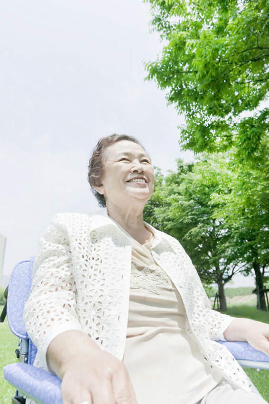东方人,一个人,坐,笑,微笑,露齿笑,竖图,室外,白天,仰视,植物,亚洲,仅一个女性,仅一个人,阴影,光线,工具,影子,注视,黄种人,树,树木,绿色,白色,阳光,自然,轮椅,复健,观察,看,康复,器械,仅一个老年女性,生长,成长,观看,察看,医疗设备,关注,医疗器械,医疗工具,辅助设备,老年女性,女人,女性,亚洲人,坐着,半身,彩图,低角度拍摄,短发