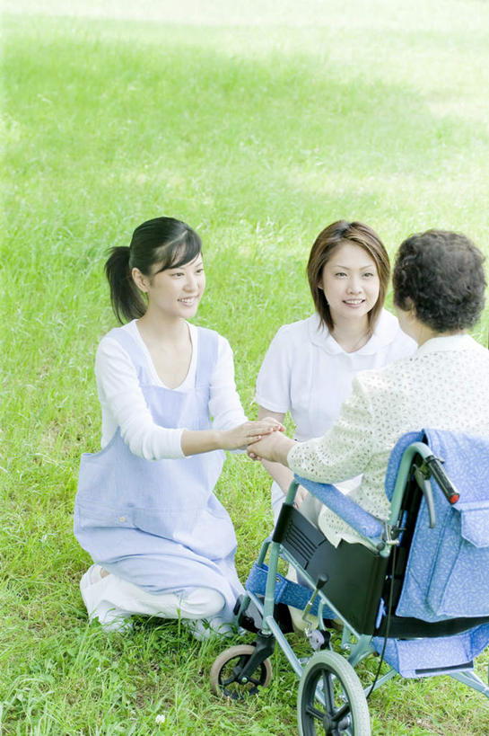 东方人,三个人,伙伴,朋友,病人,护士,站,坐,蹲,笑,微笑,竖图,俯视,室外,白天,友谊,草地,草坪,植物,亚洲,服装,笔,材料,档案,工具,文件,办公用品,圆珠笔,拿,拿着,注视,休闲装,黄种人,文具,草,树,树木,衣服,绿色,黑色,自然,轮椅,学习用品,资料,复健,观察,看,站着,护工,休闲,康复,温暖,温馨,休闲服,器械,护理,服饰,生长,成长,观看,照顾,文具用品,察看,医疗设备,白衣天使,关注,文档,医疗器械,医疗工具,护理工,照看,护理员,辅助设备,友情,老年女性,年轻女性,女人,女性,亚洲人,长发,患者,就医者,蹲着,站立,坐着,半身,彩图,高角度拍摄,融洽,短发