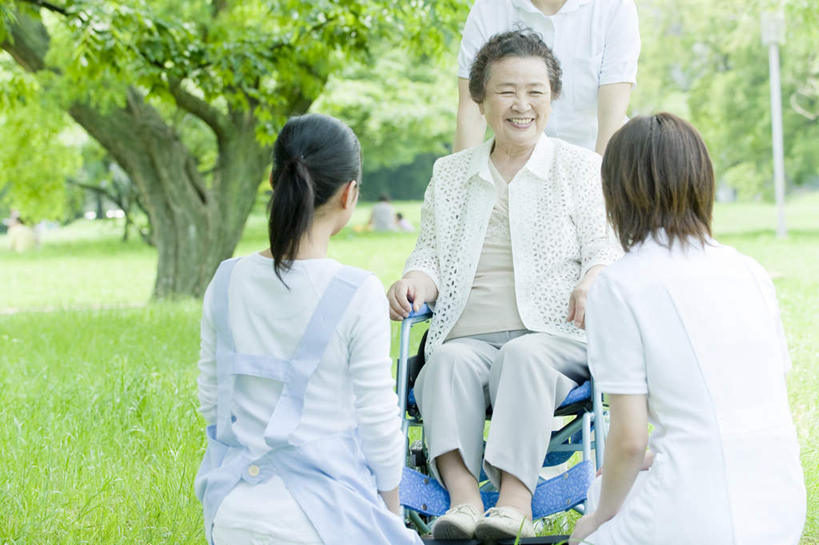 东方人,背部,四个人,伙伴,朋友,病人,护士,站,坐,蹲,笑,微笑,横图,室外,白天,正面,友谊,草地,草坪,植物,亚洲,服装,笔,材料,档案,工具,文件,办公用品,圆珠笔,拿,拿着,注视,休闲装,黄种人,文具,草,树,树木,衣服,绿色,黑色,自然,轮椅,学习用品,资料,复健,观察,看,站着,护工,休闲,康复,温暖,温馨,休闲服,器械,护理,服饰,生长,成长,观看,照顾,文具用品,察看,医疗设备,白衣天使,关注,文档,医疗器械,医疗工具,护理工,照看,护理员,辅助设备,友情,老年女性,年轻女性,女人,女性,亚洲人,长发,患者,就医者,蹲着,站立,坐着,半身,彩图,融洽,短发