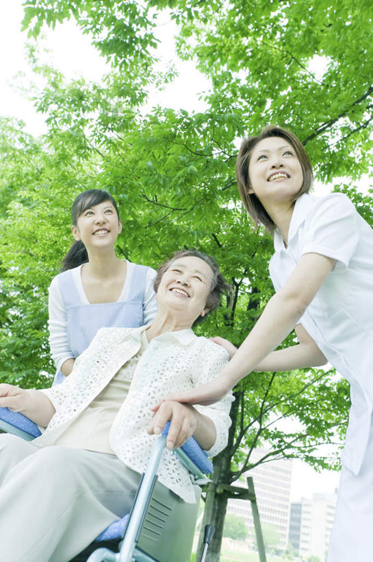 东方人,三个人,伙伴,朋友,病人,护士,站,坐,笑,微笑,竖图,室外,白天,仰视,友谊,植物,亚洲,阴影,服装,光线,工具,影子,注视,休闲装,黄种人,树,树木,衣服,绿色,黑色,阳光,自然,轮椅,复健,观察,看,站着,护工,休闲,康复,温暖,温馨,休闲服,器械,护理,服饰,生长,成长,观看,照顾,察看,医疗设备,白衣天使,关注,医疗器械,医疗工具,护理工,照看,护理员,辅助设备,友情,老年女性,年轻女性,女人,女性,亚洲人,长发,患者,就医者,站立,坐着,半身,彩图,低角度拍摄,融洽,短发