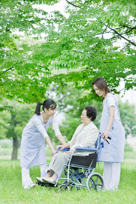 东方人,三个人,伙伴,朋友,病人,护士,站,坐,笑,微笑,竖图,室外,白天,正面,友谊,植物,亚洲,阴影,服装,光线,影子,注视,休闲装,黄种人,相视,树,树木,衣服,绿色,黑色,阳光,自然,观察,看,站着,护工,休闲,温暖,温馨,面对面,休闲服,护理,服饰,生长,成长,观看,对视,照顾,察看,白衣天使,关注,相对,护理工,相看,照看,护理员,友情,老年女性,年轻女性,女人,女性,亚洲人,长发,患者,就医者,站立,坐着,彩图,全身,融洽,短发