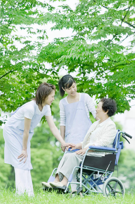 东方人,三个人,伙伴,朋友,病人,护士,站,坐,笑,微笑,竖图,室外,白天,正面,友谊,植物,亚洲,阴影,服装,光线,工具,影子,注视,休闲装,黄种人,相视,树,树木,衣服,绿色,黑色,阳光,自然,轮椅,复健,观察,看,站着,护工,休闲,康复,温暖,温馨,面对面,休闲服,器械,护理,服饰,生长,成长,观看,对视,照顾,察看,医疗设备,白衣天使,关注,医疗器械,相对,医疗工具,护理工,相看,照看,护理员,辅助设备,友情,老年女性,年轻女性,女人,女性,亚洲人,长发,患者,就医者,站立,坐着,半身,彩图,融洽,短发