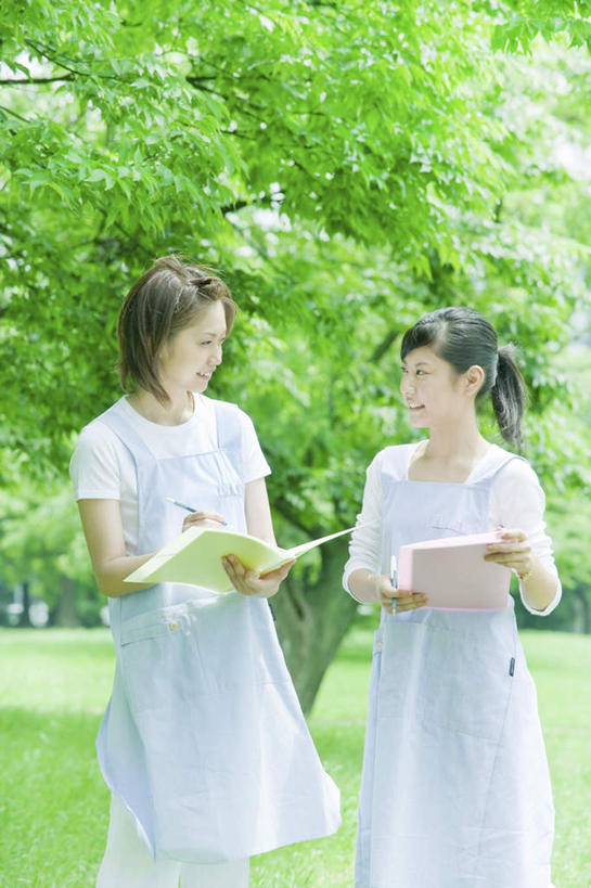 东方人,两个人,伙伴,朋友,护士,站,竖图,室外,白天,正面,友谊,草地,草坪,植物,亚洲,阴影,服装,光线,笔,材料,档案,文件,影子,办公用品,圆珠笔,拿,拿着,注视,休闲装,黄种人,文具,草,树,树木,衣服,绿色,黑色,阳光,自然,学习用品,资料,观察,看,站着,休闲,休闲服,服饰,生长,成长,观看,文具用品,察看,白衣天使,关注,文档,友情,年轻女性,女人,女性,亚洲人,长发,站立,半身,彩图,短发