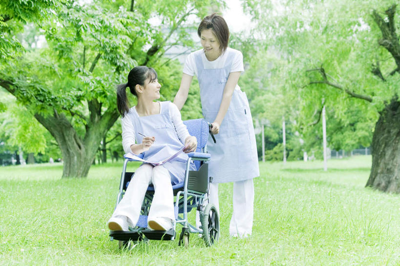 东方人,两个人,伙伴,朋友,护士,站,坐,横图,室外,白天,正面,友谊,草地,草坪,植物,亚洲,阴影,服装,光线,笔,材料,档案,文件,影子,办公用品,圆珠笔,拿,拿着,注视,休闲装,黄种人,文具,草,树,树木,衣服,绿色,黑色,阳光,自然,学习用品,资料,观察,看,站着,休闲,休闲服,服饰,生长,成长,观看,文具用品,察看,白衣天使,关注,文档,友情,年轻女性,女人,女性,亚洲人,长发,站立,坐着,彩图,全身,短发