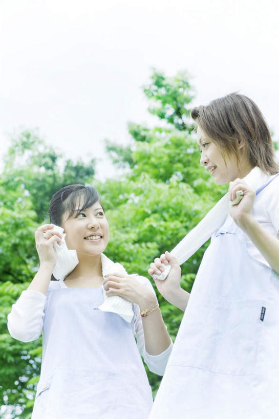 东方人,两个人,伙伴,朋友,护士,站,竖图,室外,白天,仰视,友谊,植物,亚洲,服装,纺织物,云,云朵,拿,云彩,拿着,注视,休闲装,黄种人,树,树木,衣服,蓝色,绿色,黑色,白云,蓝天,天空,自然,毛巾,天,观察,看,清洁,站着,休闲,休闲服,服饰,生长,晴朗,成长,观看,保暖,察看,白衣天使,关注,透气,防水,储水,耐磨,吸水,友情,年轻女性,女人,女性,亚洲人,长发,晴空,站立,半身,彩图,低角度拍摄,短发