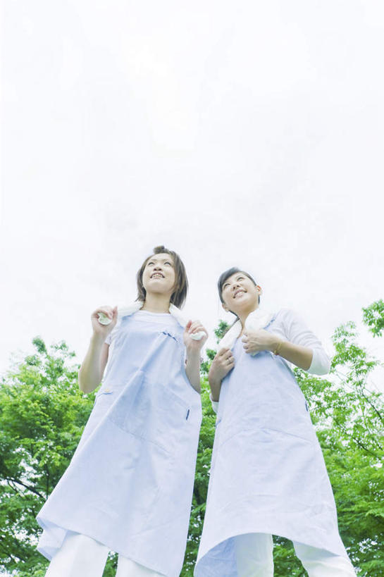 东方人,两个人,伙伴,朋友,护士,站,竖图,室外,白天,仰视,友谊,植物,亚洲,服装,纺织物,云,云朵,拿,云彩,拿着,注视,休闲装,黄种人,树,树木,衣服,蓝色,绿色,黑色,白云,蓝天,天空,自然,毛巾,天,观察,看,清洁,站着,休闲,休闲服,服饰,生长,晴朗,成长,观看,保暖,察看,白衣天使,关注,透气,防水,储水,耐磨,吸水,友情,年轻女性,女人,女性,亚洲人,长发,晴空,站立,半身,彩图,低角度拍摄,短发