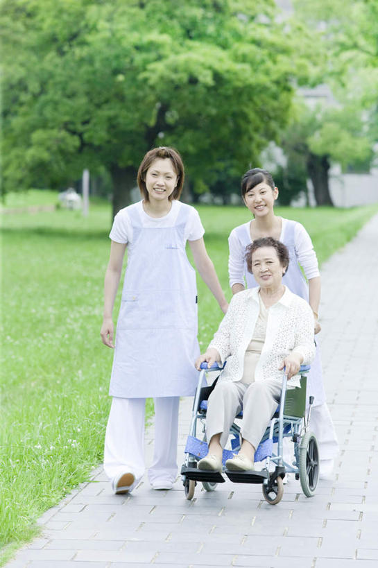 东方人,三个人,伙伴,朋友,病人,护士,坐,笑,微笑,露齿笑,竖图,室外,白天,正面,友谊,植物,道路,路,公路,亚洲,服装,交通,注视,休闲装,黄种人,树,树木,衣服,绿色,黑色,自然,观察,看,护工,休闲,温暖,温馨,休闲服,护理,服饰,生长,成长,观看,照顾,察看,白衣天使,关注,护理工,照看,护理员,友情,老年女性,年轻女性,女人,女性,亚洲人,长发,患者,就医者,马路,坐着,彩图,全身,融洽,短发