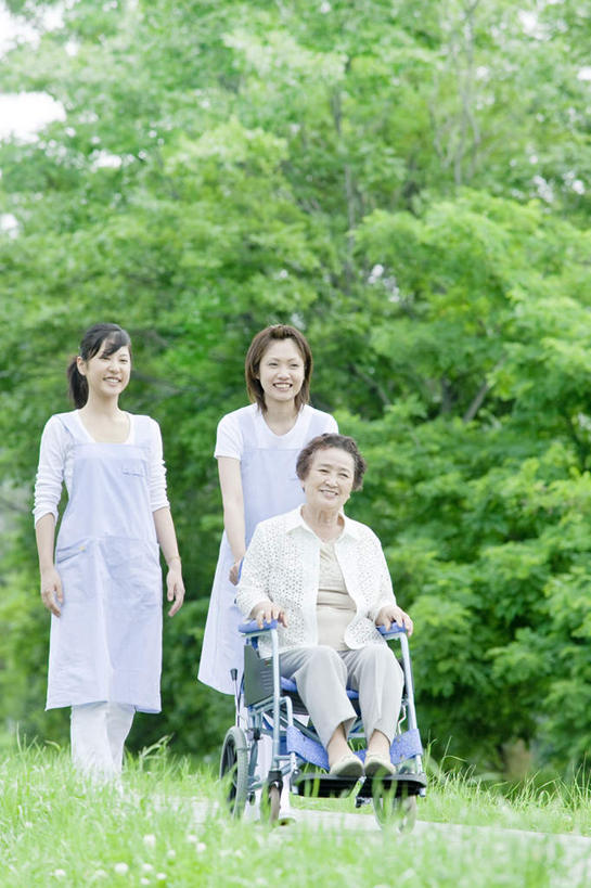 东方人,三个人,伙伴,朋友,病人,护士,坐,笑,微笑,露齿笑,竖图,室外,白天,正面,友谊,植物,亚洲,服装,工具,注视,休闲装,黄种人,树,树木,衣服,绿色,黑色,自然,轮椅,复健,观察,看,护工,休闲,康复,温暖,温馨,休闲服,器械,护理,服饰,生长,成长,观看,照顾,察看,医疗设备,白衣天使,关注,医疗器械,医疗工具,护理工,照看,护理员,辅助设备,友情,老年女性,年轻女性,女人,女性,亚洲人,长发,患者,就医者,坐着,彩图,全身,融洽,短发