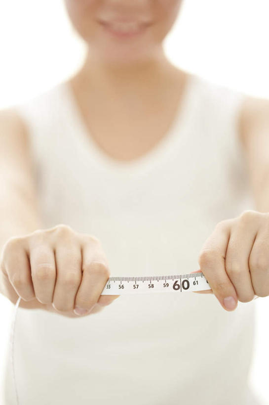 东方人,一个人,站,竖图,室内,特写,白天,白色背景,正面,亚洲,仅一个年轻女性,仅一个女性,仅一个人,伸展,服装,朦胧,模糊,测量,皮尺,刻度,拿,拿着,休闲装,黄种人,衣服,尺,站着,保养,休闲,休闲服,伸直,保健,摄影,服饰,影棚,测量工具,尺子,减肥,腰围尺,瘦身,量具,量仪,塑料卷尺,年轻女性,女人,女性,亚洲人,站立,半身,彩图,影棚拍摄,拍摄