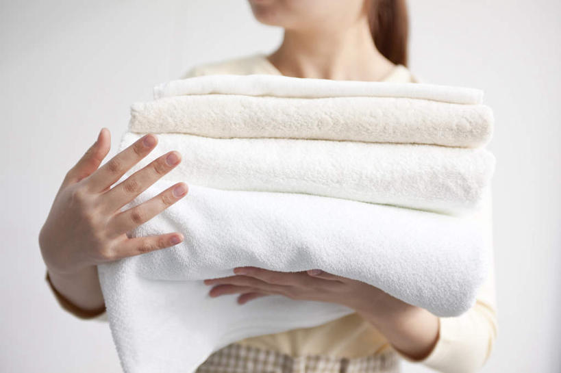 东方人,手,一个人,站,捧,横图,室内,特写,白天,白色背景,正面,亚洲,双手,仅一个年轻女性,仅一个女性,仅一个人,一堆,堆叠,堆积,整齐,纺织物,折叠,黄种人,白色,毛巾,清洁,站着,手部,摄影,影棚,堆,保暖,透气,防水,储水,耐磨,吸水,年轻女性,女人,女性,亚洲人,端,端着,捧着,手捧,站立,半身,彩图,影棚拍摄,拍摄