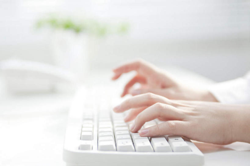 东方人,手,一个人,商务人士,商务女性,坐,横图,室内,特写,白天,侧面,键盘,亚洲,双手,仅一个年轻女性,仅一个女性,仅一个人,敲打,套装,朦胧,模糊,黄种人,输入,输入设备,通讯设备,打字,手部,点击,敲击,通信设备,商务装,工薪阶层,按键,年轻女性,女人,女性,亚洲人,白领,上班族,坐着,半身,彩图