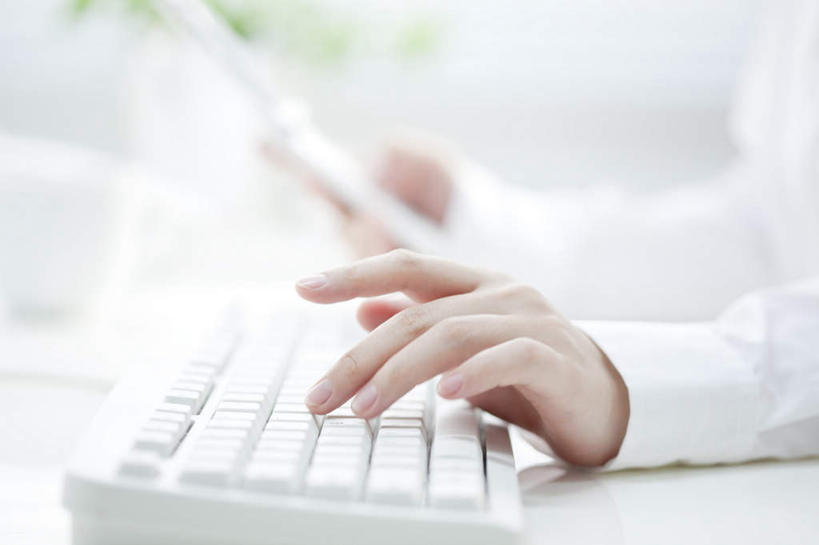 东方人,手,一个人,商务人士,商务女性,坐,横图,室内,特写,白天,侧面,键盘,桌子,亚洲,双手,仅一个年轻女性,仅一个女性,仅一个人,敲打,套装,朦胧,模糊,办公桌,黄种人,输入,输入设备,通讯设备,打字,手部,点击,敲击,通信设备,商务装,工薪阶层,按键,年轻女性,女人,女性,亚洲人,白领,上班族,坐着,半身,彩图