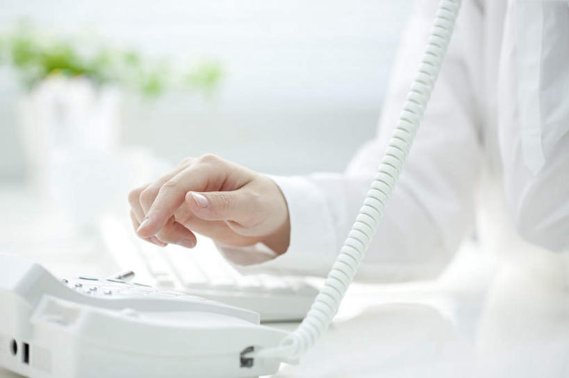 东方人,手,一个人,商务人士,商务女性,坐,打电话,横图,室内,特写,白天,侧面,植物,桌子,电话,亚洲,仅一个年轻女性,仅一个女性,仅一个人,套装,朦胧,模糊,盆栽,办公桌,盆景,黄种人,通讯设备,绿色,自然,话筒,手部,电话线,生长,成长,单手,商务装,工薪阶层,交流,按键,年轻女性,女人,女性,亚洲人,白领,上班族,电话机,沟通,通话,坐着,半身,彩图