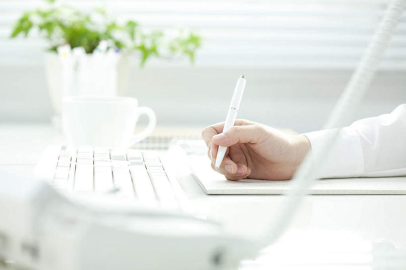 东方人,手,一个人,商务人士,商务女性,坐,打电话,横图,室内,特写,白天,侧面,植物,桌子,电话,亚洲,仅一个年轻女性,仅一个女性,仅一个人,写字,套装,朦胧,模糊,笔,材料,档案,盆栽,文件,办公桌,办公用品,盆景,圆珠笔,拿,拿着,黄种人,通讯设备,文具,绿色,自然,话筒,学习用品,资料,手部,电话线,生长,成长,单手,文具用品,文档,商务装,工薪阶层,交流,年轻女性,女人,女性,亚洲人,白领,上班族,电话机,沟通,通话,坐着,半身,彩图