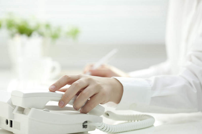 东方人,手,一个人,商务人士,商务女性,坐,打电话,横图,室内,特写,白天,侧面,植物,桌子,电话,亚洲,双手,仅一个年轻女性,仅一个女性,仅一个人,套装,朦胧,模糊,笔,盆栽,办公桌,办公用品,盆景,黄种人,通讯设备,文具,绿色,自然,话筒,学习用品,手部,电话线,生长,成长,文具用品,商务装,工薪阶层,交流,年轻女性,女人,女性,亚洲人,白领,上班族,电话机,沟通,通话,坐着,半身,彩图