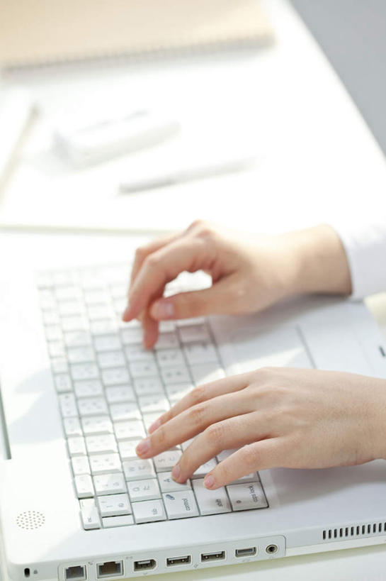 东方人,手,一个人,商务人士,商务女性,坐,竖图,俯视,室内,特写,白天,电脑,笔记本电脑,植物,桌子,电话,亚洲,双手,仅一个年轻女性,仅一个女性,仅一个人,敲打,套装,网络,盆栽,办公桌,盆景,黄种人,输入,通讯设备,绿色,自然,打字,手部,生长,成长,点击,敲击,无线,通信设备,商务装,无线网络,无线上网,便携式电脑,工薪阶层,交流,按键,手提电脑,年轻女性,女人,女性,亚洲人,白领,上班族,沟通,通话,坐着,半身,彩图,高角度拍摄