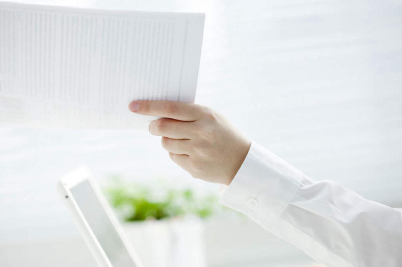 东方人,手,一个人,商务人士,商务女性,坐,横图,室内,特写,白天,白色背景,正面,衬衫,电脑,笔记本电脑,亚洲,仅一个年轻女性,仅一个女性,仅一个人,套装,网络,材料,档案,文件,拿,拿着,黄种人,通讯设备,资料,手部,摄影,影棚,单手,无线,文档,通信设备,商务装,无线网络,无线上网,便携式电脑,工薪阶层,手提电脑,年轻女性,亚洲人,年轻人,白领,上班族,坐着,半身,彩图,影棚拍摄,衬衣,拍摄