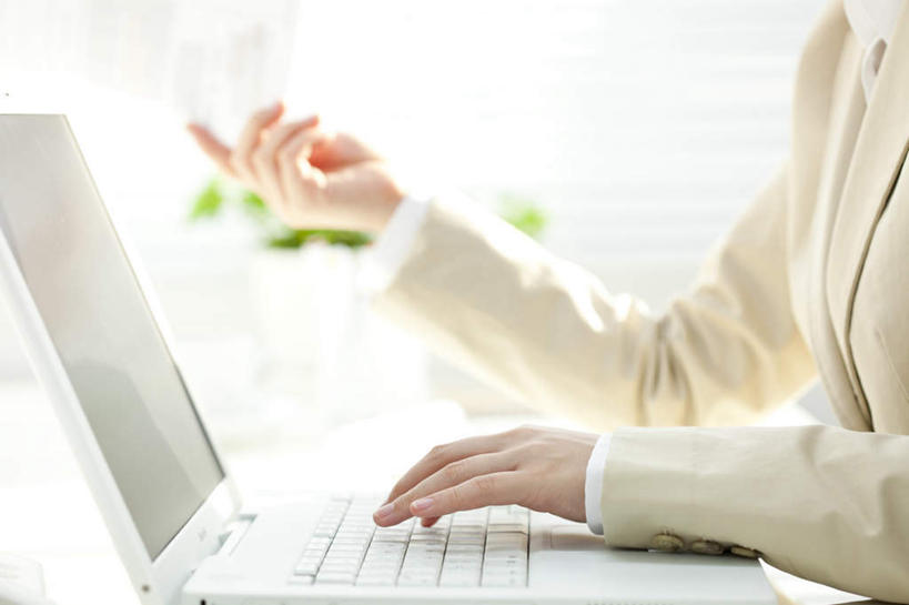 东方人,手,一个人,商务人士,商务女性,坐,横图,室内,特写,白天,白色背景,侧面,衬衫,电脑,笔记本电脑,植物,桌子,亚洲,双手,仅一个年轻女性,仅一个女性,仅一个人,套装,朦胧,模糊,网络,盆栽,办公桌,盆景,黄种人,通讯设备,绿色,自然,手势,手部,摄影,影棚,生长,成长,无线,通信设备,商务装,无线网络,无线上网,便携式电脑,工薪阶层,手提电脑,年轻女性,亚洲人,年轻人,白领,上班族,坐着,半身,彩图,影棚拍摄,衬衣,拍摄