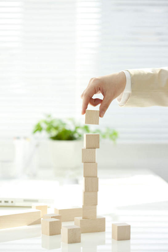 东方人,手,一个人,商务人士,商务女性,坐,竖图,室内,特写,白天,白色背景,侧面,衬衫,游戏,智慧,桌子,玩具,亚洲,仅一个年轻女性,仅一个女性,仅一个人,套装,办公桌,拿,玩,拿着,黄种人,娱乐,休闲,手部,积木,益智,摄影,影棚,活动,单手,思维,发泄,消遣,智力,商务装,想象,工薪阶层,宣泄,年轻女性,亚洲人,年轻人,白领,上班族,玩耍,嬉戏,坐着,半身,彩图,影棚拍摄,衬衣,拍摄