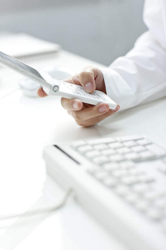 东方人,手,一个人,商务人士,商务女性,坐,打电话,竖图,俯视,室内,特写,白天,白色背景,衬衫,电脑,笔记本电脑,桌子,电话,手机,亚洲,仅一个年轻女性,仅一个女性,仅一个人,套装,网络,办公桌,拿,拿着,黄种人,通讯设备,手部,摄影,影棚,单手,无线,操作,通信设备,商务装,无线网络,无线上网,便携式电脑,工薪阶层,交流,按键,手提电脑,年轻女性,亚洲人,年轻人,白领,上班族,沟通,通话,坐着,半身,彩图,高角度拍摄,影棚拍摄,衬衣,拍摄