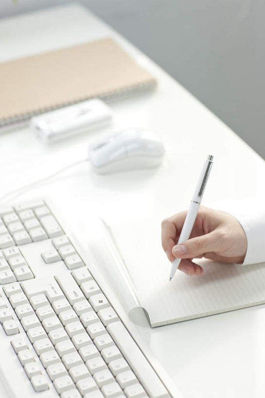 东方人,手,一个人,商务人士,商务女性,坐,竖图,俯视,室内,特写,白天,白色背景,衬衫,键盘,桌子,亚洲,仅一个年轻女性,仅一个女性,仅一个人,套装,笔,办公桌,办公用品,钢笔,记事本,拿,拿着,黄种人,输入设备,通讯设备,文具,本子,笔记本,学习用品,手部,摄影,影棚,单手,文具用品,通信设备,商务装,工薪阶层,年轻女性,亚洲人,年轻人,白领,上班族,坐着,半身,彩图,高角度拍摄,影棚拍摄,衬衣,拍摄