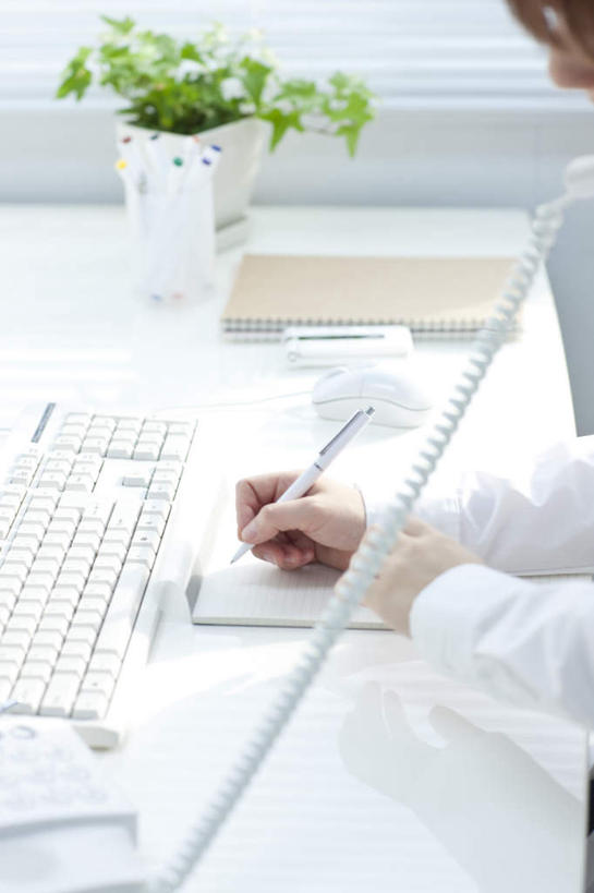 东方人,手,一个人,坐,打电话,竖图,室内,特写,白天,侧面,植物,桌子,电话,亚洲,仅一个年轻女性,仅一个女性,仅一个人,朦胧,模糊,笔,材料,档案,盆栽,文件,办公桌,办公用品,盆景,圆珠笔,拿,拿着,黄种人,通讯设备,文具,绿色,自然,话筒,学习用品,资料,手部,电话线,生长,成长,单手,文具用品,文档,交流,年轻女性,女人,女性,亚洲人,电话机,沟通,通话,坐着,半身,彩图