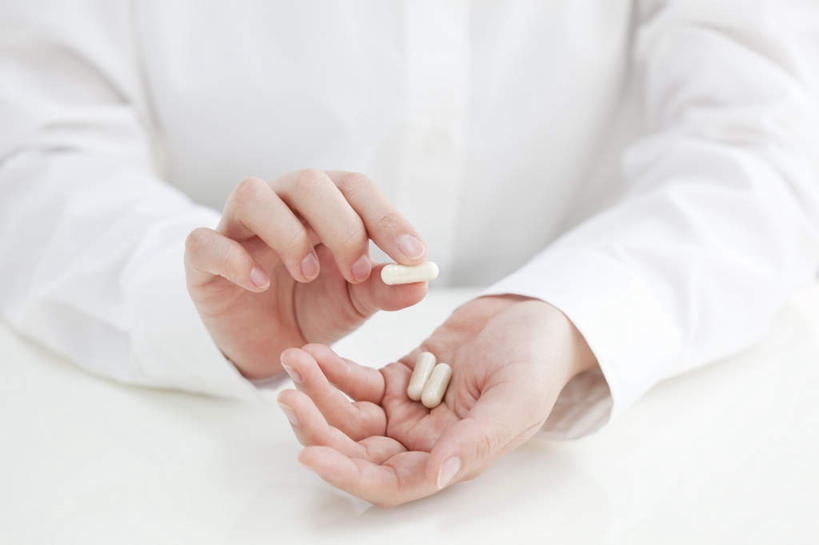 东方人,手,一个人,商务人士,商务女性,站,横图,俯视,室内,特写,白天,白色背景,衬衫,安全,亚洲,双手,仅一个年轻女性,仅一个女性,仅一个人,套装,药剂,防护,拿,拿着,黄种人,胶囊,三个,白色,药品,站着,手部,治疗,摄影,影棚,保护,药物,医疗,保险,商务装,预防,工薪阶层,平安,年轻女性,亚洲人,年轻人,白领,上班族,站立,半身,彩图,高角度拍摄,影棚拍摄,衬衣,拍摄