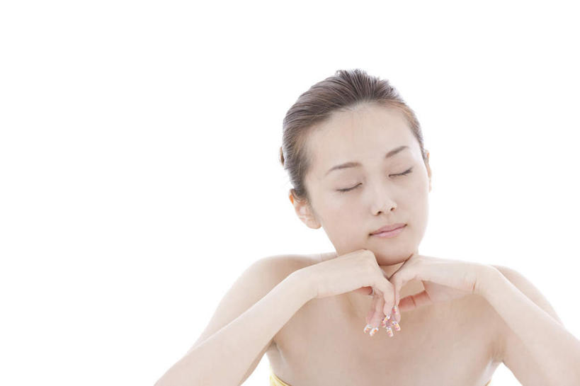 东方人,脸,头,脸颊,一个人,坐,闭眼,笑,微笑,横图,室内,特写,白天,白色背景,正面,化妆,美容,亚洲,仅一个年轻女性,仅一个女性,仅一个人,护肤,美白,黄种人,黑色,清洁,保养,享受,休闲,放松,去角质,保健,摄影,影棚,保湿,滋润,去死皮,舒缓,养颜,去污,控油,紧肤,嫩肤,祛痘,去痘,祛角质,抗衰,再生,增白,补水,祛斑,抗皱,防皱,除皱,去皱,年轻女性,女人,女性,亚洲人,头部,长发,脸部,脸蛋,面部,闭眼睛,闭着眼,闭着眼睛,坐着,半身,彩图,影棚拍摄,拍摄