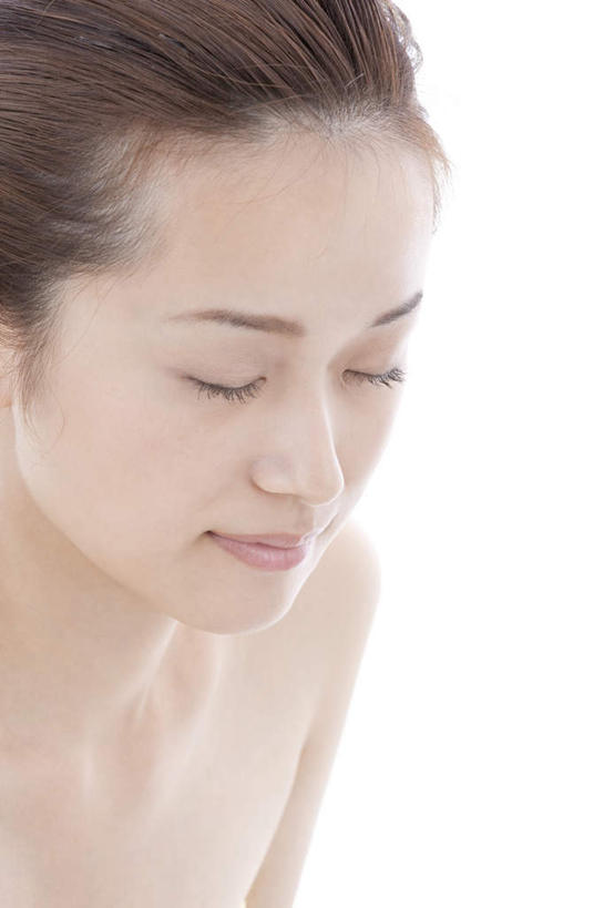 东方人,脸,头,脸颊,一个人,站,闭眼,笑,微笑,竖图,室内,特写,白天,白色背景,正面,化妆,美容,亚洲,仅一个年轻女性,仅一个女性,仅一个人,护肤,美白,黄种人,黑色,清洁,站着,保养,享受,休闲,放松,去角质,保健,摄影,影棚,保湿,滋润,去死皮,舒缓,养颜,去污,控油,紧肤,嫩肤,祛痘,去痘,祛角质,抗衰,再生,增白,补水,祛斑,抗皱,防皱,除皱,去皱,年轻女性,女人,女性,亚洲人,头部,长发,脸部,脸蛋,面部,闭眼睛,闭着眼,闭着眼睛,站立,半身,彩图,影棚拍摄,拍摄