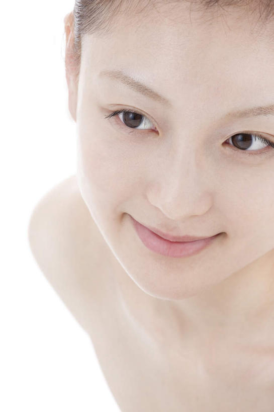 东方人,脸,头,脸颊,一个人,站,笑,微笑,竖图,俯视,室内,特写,白天,白色背景,化妆,美容,亚洲,仅一个年轻女性,仅一个女性,仅一个人,护肤,美白,注视,黄种人,黑色,观察,看,清洁,站着,保养,享受,休闲,放松,去角质,保健,摄影,影棚,观看,保湿,察看,滋润,关注,去死皮,舒缓,养颜,去污,控油,紧肤,嫩肤,祛痘,去痘,祛角质,抗衰,再生,增白,补水,祛斑,抗皱,防皱,除皱,去皱,年轻女性,女人,女性,亚洲人,头部,长发,脸部,脸蛋,面部,站立,半身,彩图,高角度拍摄,影棚拍摄,拍摄