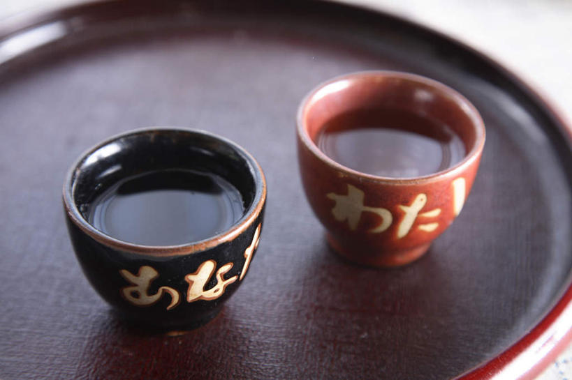 无人,横图,俯视,室内,特写,白天,幸福,茶,静物,杯子,托盘,阴影,花纹,反射,日文,标志,瓷器,图案,文字,影子,字符,茶叶,陶瓷制品,两杯,娱乐,标识,红色,黑色,享受,休闲,温馨,放松,乐趣,摄影,影棚,提神,舒适,瓷杯,醒脑,日语,茶杯,彩图,高角度拍摄,影棚拍摄,拍摄