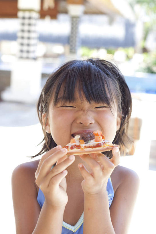 点心,东方人,儿童,一个人,站,闭眼,吃,竖图,室外,白天,正面,下午茶,纯洁,亚洲,仅一个女性,仅一个人,咬,阴影,服装,朦胧,模糊,光线,影子,食品,拿,拿着,休闲装,黄种人,食物,糕点,小孩,衣服,蓝色,黑色,阳光,站着,仅一个小孩,休闲,休闲服,可爱,童年,童趣,服饰,咬着,童真,烂漫,无邪,天真,女孩,女人,女性,亚洲人,孩子,闭眼睛,闭着眼,闭着眼睛,嚼,食,站立,半身,彩图,短发,蛋糕,女生