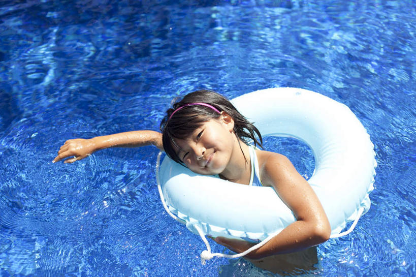 游泳,东方人,儿童,一个人,体育馆,游泳池,站,笑,微笑,露齿笑,横图,俯视,室外,白天,锻炼,纯洁,运动,水,亚洲,仅一个女性,仅一个人,救生圈,塑料,水池,水面,注视,黄种人,泳池,小孩,黑色,塑料制品,游泳圈,观察,看,站着,仅一个小孩,可爱,童年,童趣,充气,观看,察看,游泳馆,救生,关注,童真,烂漫,无邪,泅水,体育,天真,女孩,女人,女性,亚洲人,孩子,站立,半身,彩图,高角度拍摄,健身,短发,女生