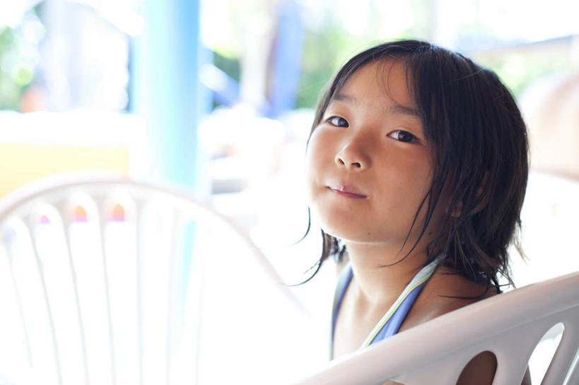 东方人,儿童,一个人,站,笑,微笑,横图,室外,白天,侧面,纯洁,椅子,亚洲,仅一个女性,仅一个人,阴影,朦胧,模糊,光线,影子,木椅,注视,黄种人,小孩,黑色,阳光,观察,看,站着,仅一个小孩,可爱,童年,童趣,观看,察看,关注,童真,烂漫,无邪,天真,女孩,女人,女性,亚洲人,孩子,站立,半身,彩图,短发,女生