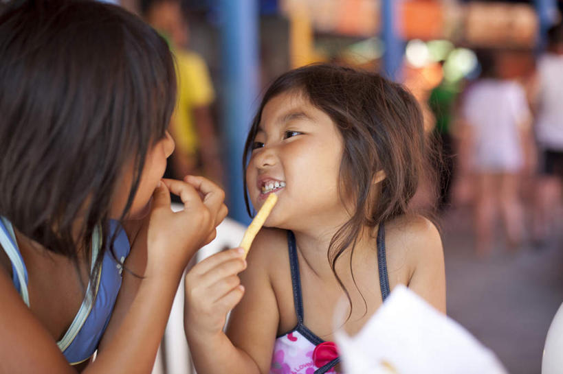 东方人,儿童,两个人,伙伴,朋友,坐,笑,微笑,露齿笑,横图,室外,白天,正面,烹饪,西餐,友谊,纯洁,餐桌,桌子,亚洲,朦胧,模糊,料理,食品,拿,拿着,注视,黄种人,薯条,菜肴,美食,相视,食物,小孩,快餐,观察,看,面对面,可爱,童年,童趣,西式,佳肴,餐台,观看,对视,察看,关注,相对,童真,西式快餐,垃圾食品,烂漫,无邪,相看,天真,友情,女孩,女人,女性,亚洲人,坐着,半身,彩图,女生