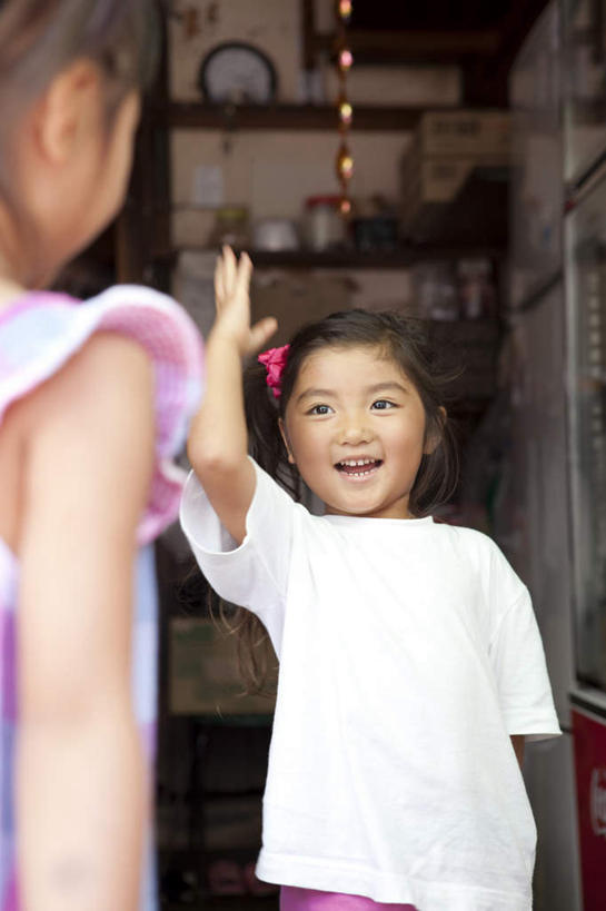 东方人,儿童,背部,两个人,伙伴,朋友,站,举,竖图,室外,白天,正面,友谊,纯洁,亚洲,服装,注视,休闲装,黄种人,相视,小孩,衣服,白色,黑色,观察,看,托,站着,休闲,面对面,休闲服,可爱,童年,童趣,服饰,观看,对视,察看,关注,相对,童真,烂漫,无邪,相看,天真,友情,女孩,女人,女性,亚洲人,长发,举起,举手,举着,向上举,向上伸,向上托,站立,半身,彩图,女生