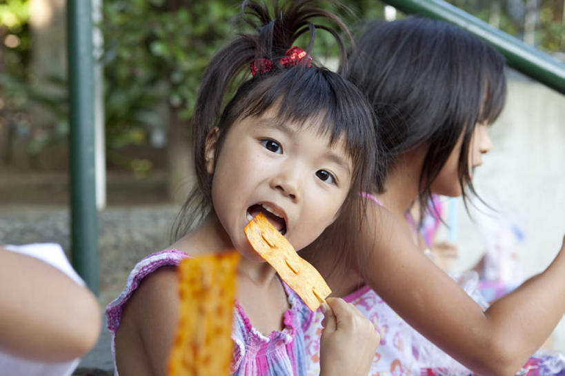 点心,东方人,儿童,脸,头,脸颊,三个人,栏杆,坐,横图,室外,特写,白天,正面,纯洁,植物,楼梯,亚洲,阴影,朦胧,模糊,光线,扶手,影子,阶梯,食品,拿,拿着,注视,黄种人,护栏,台阶,树,树木,食物,小孩,绿色,黑色,阳光,自然,饼干,零食,观察,看,可爱,童年,童趣,生长,成长,观看,察看,关注,童真,烂漫,无邪,天真,女孩,女人,女性,亚洲人,头部,脸部,脸蛋,面部,坐着,半身,彩图,短发,女生