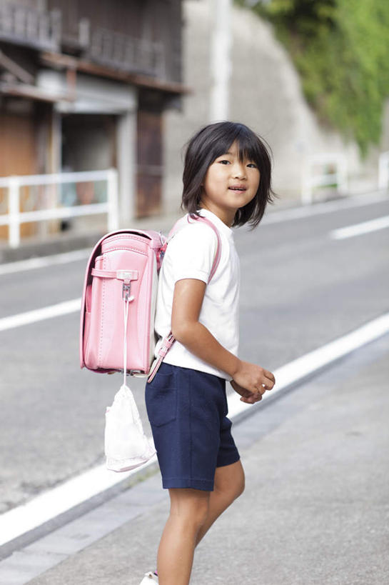 东方人,儿童,一个人,站,笑,微笑,露齿笑,竖图,室外,白天,侧面,纯洁,道路,路,公路,亚洲,仅一个女性,仅一个人,包,书包,分界线,停车线,交通,注视,黄种人,小孩,粉色,黑色,背包,观察,回头,看,站着,转头,仅一个小孩,可爱,童年,童趣,观看,车行道,车行道分界线,察看,关注,标线,童真,烂漫,无邪,车行线,天真,女孩,女人,女性,亚洲人,孩子,马路,站立,半身,彩图,双肩包,短发,女生